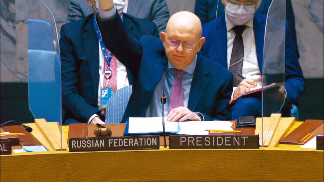 러시아가 지난해 2월 25일 미국 뉴욕 유엔 본부에서 열린 유엔 안전보장이사회에서 우크라이나 침공을 규탄하는 결의안에 거부권을 행사하고 있다. [유엔 제공]