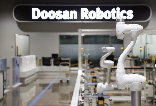 협동로봇 전문기업 두산로보틱스가 9월 21~22일 일반청약 공모에 나선다. 경기 수원시 두산로보틱스 공장에서 출하를 앞둔 협동로봇들을 점검하고 있다. [두산로보틱스 제공]