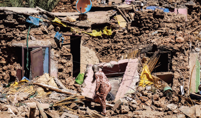 마라케시 인근 타페가흐테 마을에서 한 주민이 지진으로 처참히 무너진 삶의 터전을 둘러보고 있다. [뉴시스]