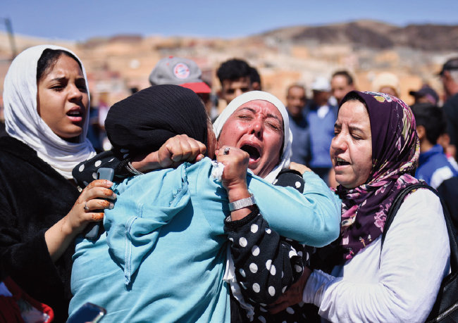 9월 8일 발생한 모로코 강진으로 가족을 잃고 통곡하는 여성. [뉴시스]