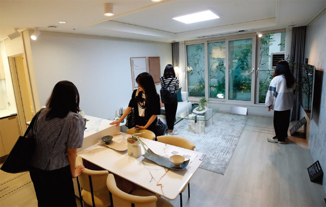 서울에 분양되는 한 아파트 단지 견본주택을 시민들이 둘러보고 있다. [뉴스1]