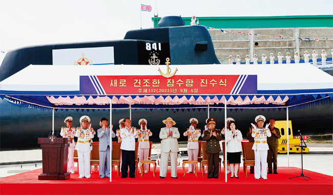 김정은 북한 국무위원장(가운데)이 참석한 가운데 9월 6일 전술핵공격잠수함 ‘김군옥영웅함’ 진수식이 열렸다. [뉴스1]