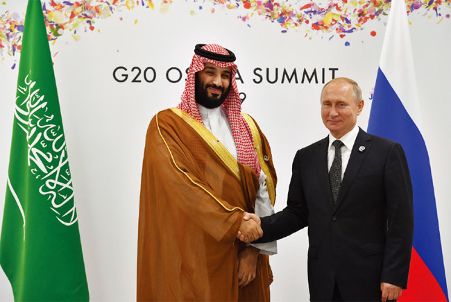 블라디미르 푸틴 러시아 대통령(오른쪽)과 무함마드 빈 살만 사우디아라비아 왕세자가 2019년 오사카 G20 정상회의에서 만났다. [뉴시스]