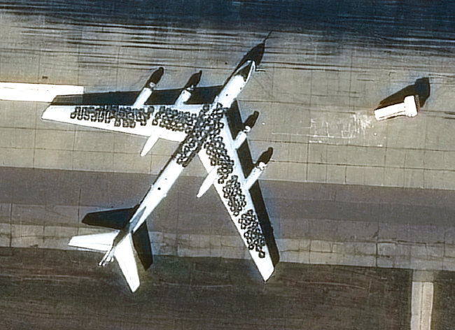 러시아 사라토프 인근 공군기지의 Tu-95 폭격기에 드론 공격을 막기 위한 타이어들이 올려져 있다. [뉴시스]