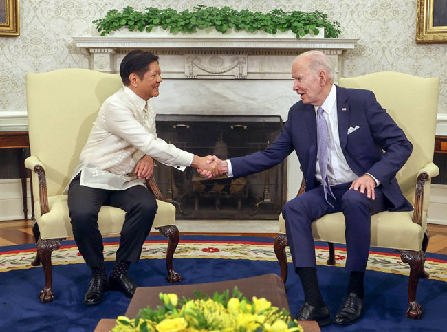 조 바이든 미국 대통령(오른쪽)과 마르코스 주니어 필리핀 대통령이 5월 1일 미국 백악관에서 악수하고 있다. [백악관 제공]