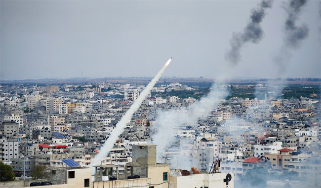 10월 7일(현지 시간) 팔레스타인 무장단체 하마스가 이스라엘에 로켓 공격을 가하고 있다. [뉴시스]