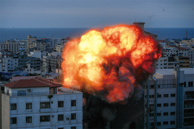 10월 8일(현지 시간) 이스라엘의 공습으로 가자지구가 화염에 휩싸였다. [뉴시스]