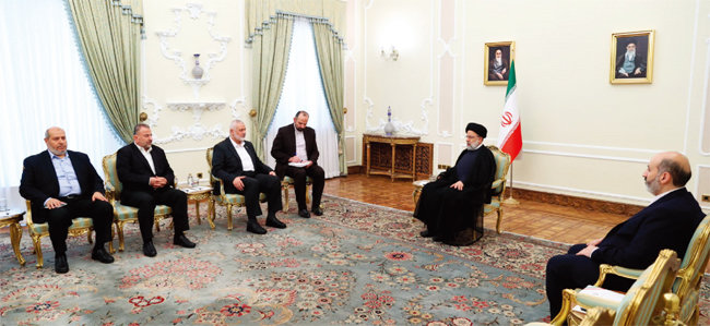 에브라힘 라이시 이란 대통령(오른쪽에서 두 번째)이 6월 테헤란을 방문한 하마스 지도부를 만나고 있다. [이란 대통령실 제공]