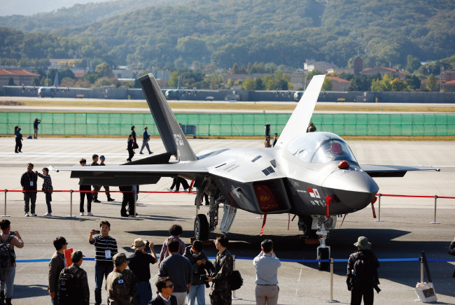 10월 17일 경기 성남시 서울공항에서 개막한 ‘서울 국제 항공우주 및 방위산업 전시회(ADEX) 2023’에 전시된 한국항공우주산업(KAI)의 한국형 전투기 KF-21. [지호영 기자]