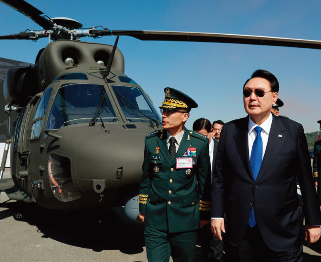 윤석열 대통령(오른쪽)이 10월 17일 ADEX 개막식에서 국산 군용기를 둘러보고 있다. [대통령실 제공]