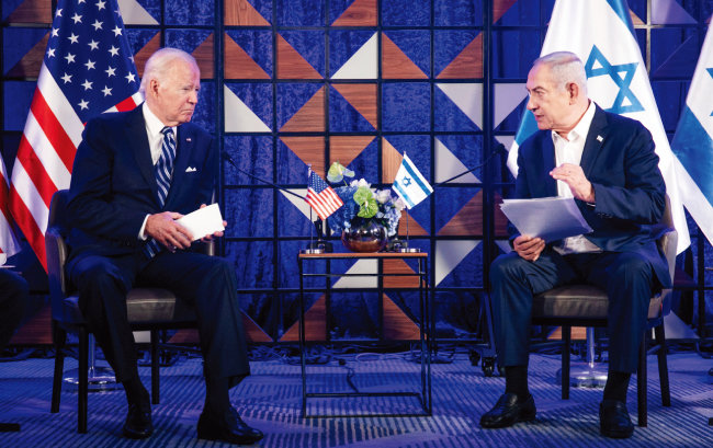 10월 18일 이스라엘을 방문한 조 바이든 미국 대통령(왼쪽)이 베냐민 네타냐후 이스라엘 총리와 회담하고 있다. 미국은 이스라엘 지지를 표명하면서도 확전 자제를 촉구했다. [뉴시스]