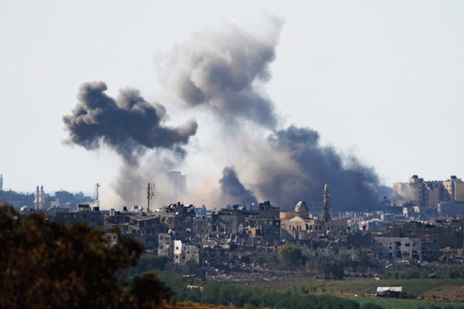이스라엘군의 공습을 받은 가자지구에 포연이 일어나고 있다. [뉴시스]