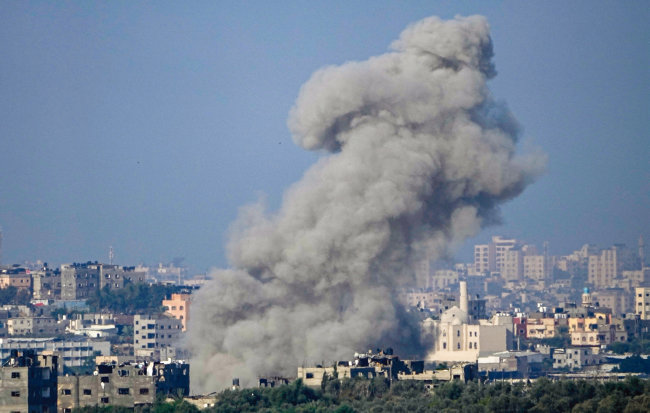 이스라엘군의 공습을 받은 가자지구에 검은 연기가 피어오르고 있다. 최근 이스라엘군은 소형 드론으로 하마스 지도부와 주요 군사시설을 잇달아 파괴하고 있다. [뉴시스]