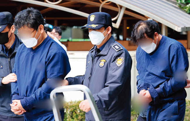 영풍제지 시세조종 혐의를 받고 있는 피의자들이 10월 20일 서울남부지법의 구속 전 피의자 심문(영장실질심사)에 출석하고 있다. [뉴스1]
