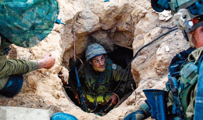 이스라엘군 병사가 가자지구의 한 땅굴에 들어가고 있다. [IDF]