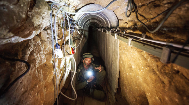 이스라엘군 병사가 가자지구에 하마스가 파놓은 땅굴을 수색하고 있다. [IDF]