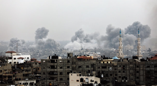 10월 29일(현지 시간) 이스라엘군의 집중 공습을 받은 가자지구 내 최대 도시 가자시티에서 검은 연기가 솟아오르고 있다. [뉴시스]