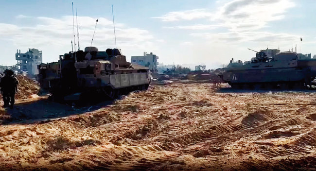이스라엘군 탱크들이 가자지구에 진입해 기동하고 있다. [IDF]