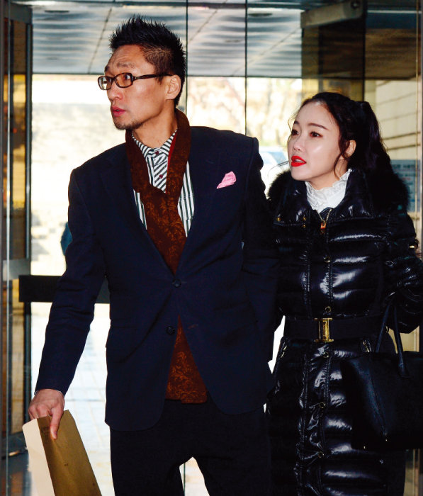 사기 및 횡령 혐의로 재판을 받고 있는 왕진진 씨(왼쪽)가 팝 아티스트 낸시랭과 함께 2018년 1월 15일 서울중앙지방법원에 출석하고 있다. [동아DB]