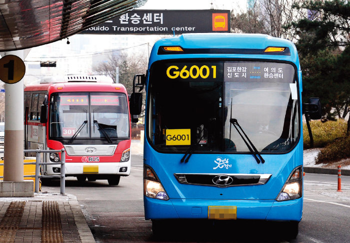 서울과 경기를 오가는 광역급행버스. [뉴시스]