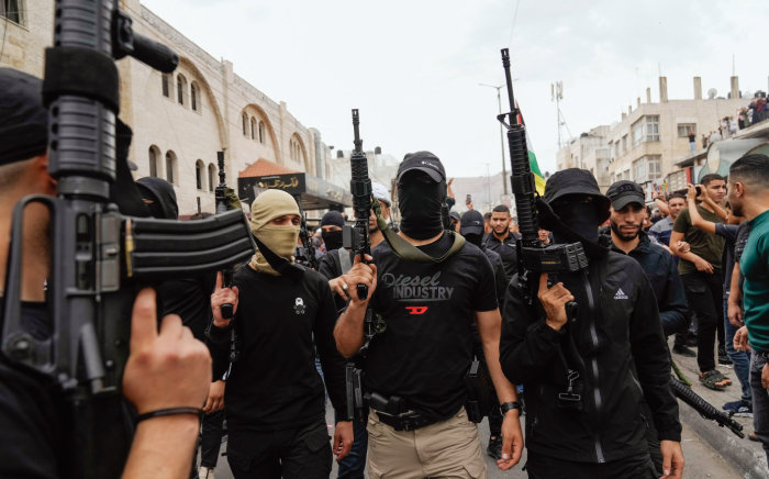 팔레스타인 무장단체들이 10월 29일 이스라엘군 급습으로 사망한 사람들의 장례식에 참석하고 있다. [뉴시스]