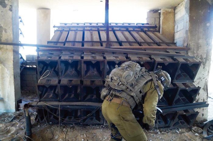 11월 6일 이스라엘군이 가자지구에서 하마스의 방사포를 확인하고 있는 사진을 공개했다. [뉴시스]