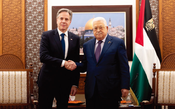 토니 블링컨 미국 국무장관(왼쪽)과 마흐무드 압바스 팔레스타인 자치정부 수반이 11월 5일 요르단강 서안지구 라말라에서 만나 악수하고 있다. [미국 국무부]