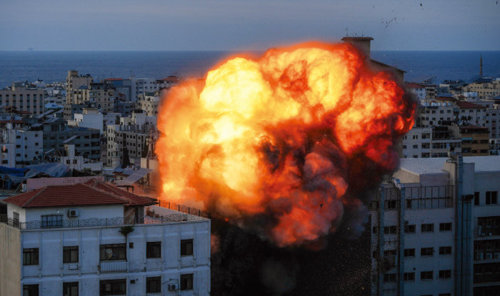10월 8일 가자지구 일대가 이스라엘군의 공습을 받고 있다. [뉴시스]