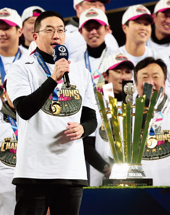구광모 LG그룹 회장이 11월 13일 LG 트윈스의 한국시리즈 우승 직후 시상식에서 인사말을 하고 있다. [뉴시스]