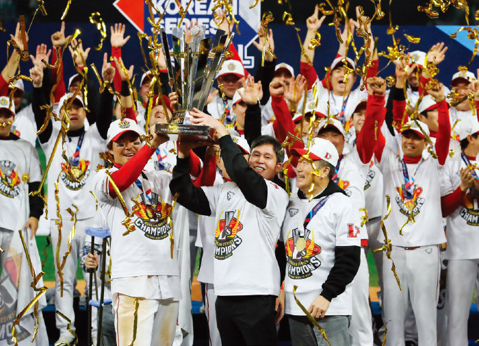 지난해 11월 8일 정용진 신세계그룹 부회장(가운데)이 SSG 랜더스 선수들과 한국시리즈 우승 트로피를 들어 올리며 환호하고 있다. [뉴시스]