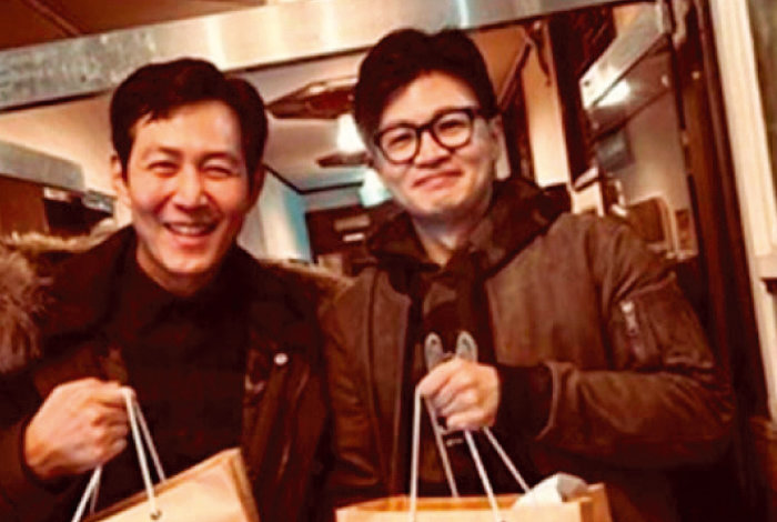 한동훈 법무부 장관(오른쪽)과 
배우 이정재가 11월 26일 
서울 서초구 한 식당에서 
함께 저녁식사를 한 뒤 찍은 사진. [X(옛 트위터) 캡처]
