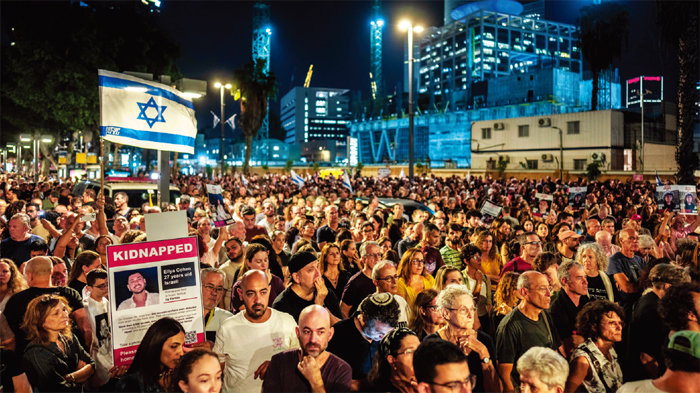 11월 4일(현지 시간) 이스라엘 텔아비브에서 시민들이 ‘베냐민 네타냐후 총리 퇴진’을 외치며 시위를 벌이고 있다. [뉴시스]