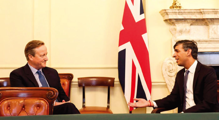 리시 수낵 영국 총리(오른쪽)가 11월 13일 총리 관저에서 데이비드 캐머런 외무장관과 대화하고 있다. [영국 정부]