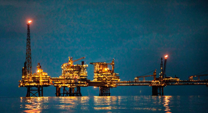 북해 해저 유전에서 원유를 채굴하기 위해 설치한 오일 플랫폼. [그린피스]