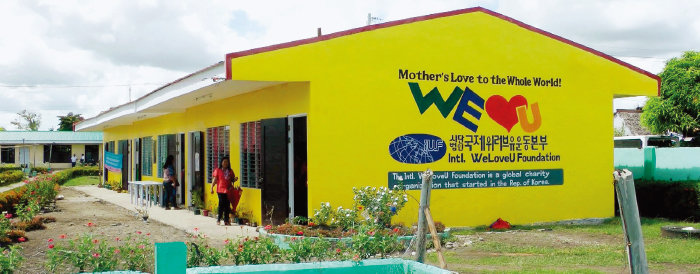 2013년 태풍 하이옌으로 무너진 필리핀 타나우안제2센트럴 초등학교가 위러브유의 제14회 콘서트를 통한 도움의 손길로 튼튼하게 재건됐다. [국제위러브유운동본부 제공]