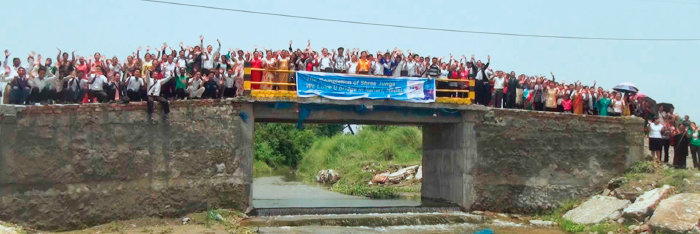 수해로 자주 붕괴되는 네팔 슈리중가 마을의 다리를 위러브유가 제15회 콘서트를 통해 복구 지원했다. 완공된 다리 위에서 현지 주민들이 즐거워하고 있다. [국제위러브유운동본부 제공]