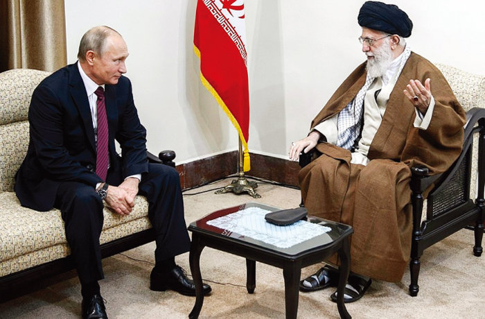 블라디미르 푸틴 러시아 대통령(왼쪽)이 지난해 7월 이란 테헤란을 방문해 아야톨라 알리 호세인 하메네이 이란 최고지도자와 대화하고 있다. [크렘린궁]