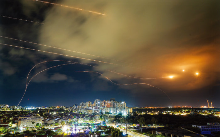 이스라엘의 미사일방어체제 아이언돔이 가자지구에서 발사된 미사일을 요격하고 있다. [뉴시스]