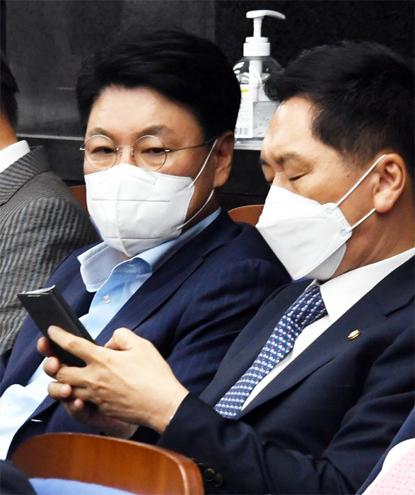 2022년 8월 2일 국민의힘 장제원 의원(왼쪽)과 김기현 의원이 의원총회에 나란히 참석했다. [동아DB]