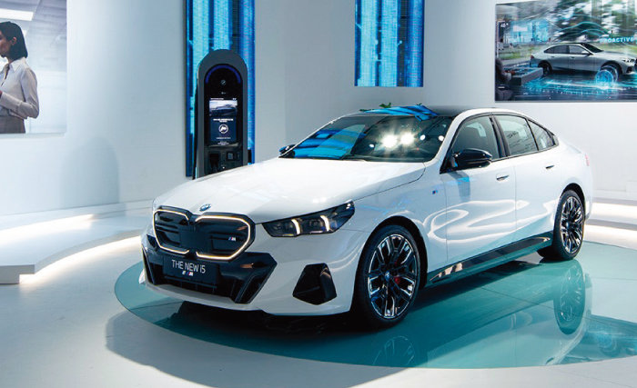 BMW는 10월 한국에서 세계 최초로 뉴 5시리즈를 선보였다. [BMW 제공 ]