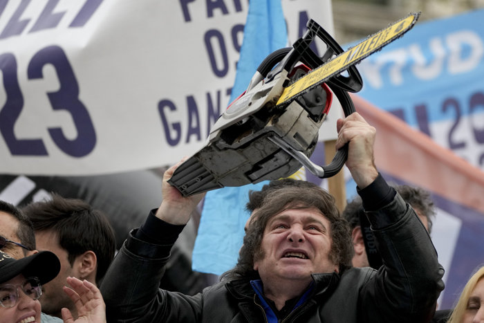 9월 12일(현지 시간) 아르헨티나 라플라타에서 열린 대통령 선거 유세에서 당시 하비에르 밀레이 자유전진당 후보가 전기톱을 휘두르고 있다. [뉴시스]