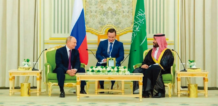 블라디미르 푸틴 러시아 대통령(왼쪽)과 무함마드 빈 살만 사우디아라비아 왕세자(오른쪽)가 12월 6일 사우디 리야드 왕궁에서 회담하고 있다. [PA]