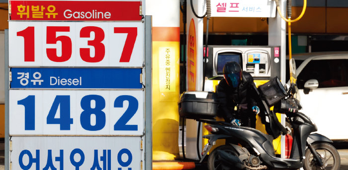 국제유가가 큰 폭으로 떨어지면서 휘발유와 경유 가격이 9주 연속 하락하고 있다. 12월 10일 서울 양천구 한 주유소에 기름값이 표시돼 있다. [뉴스1]