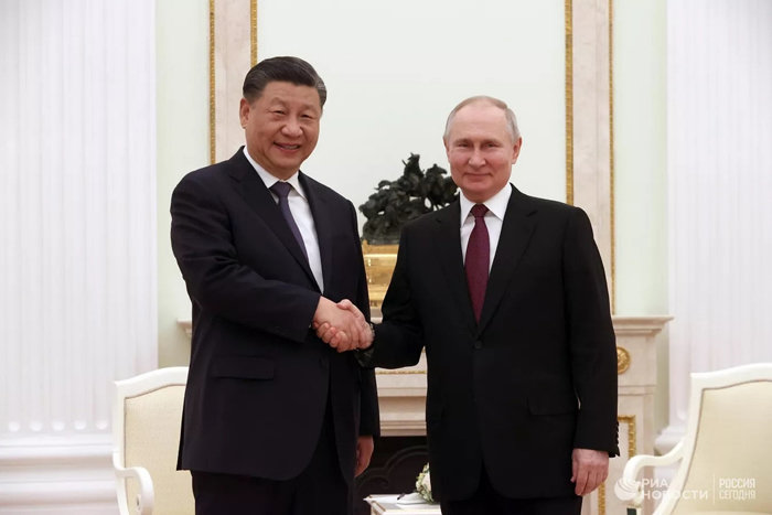 블라디미르 푸틴 러시아 대통령(오른쪽)과 시진핑 중국 국가주석이 2023년 3월 23일 크렘린궁에서 악수하고 있다. [크렘린궁 제공]