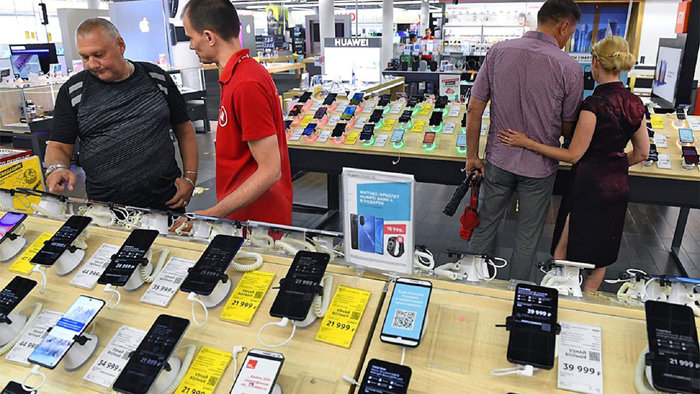 러시아 모스크바의 한 전자제품 대리점에 중국제 스마트폰이 전시돼 있다. [코메르산트 제공]