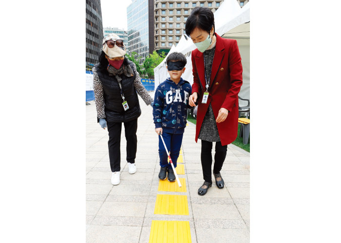 지난해 4월 30일 서울광장에서 열린 ‘2023 동행 어울림광장’에서 한 어린이가 시각장애인이 겪는 어려움을 체험하고 있다. [동아DB]