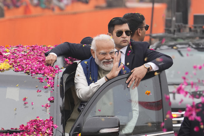 나렌드라 모디 인도 총리가 2023년 12월 30일 인도 아요디아시 도로에서 시민들에게 손을 흔들고 있다. [뉴시스]