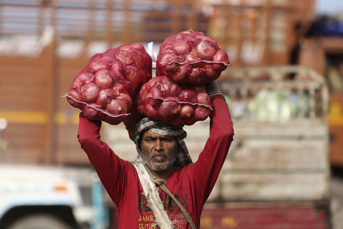 2019년 11월 29일 인도 잠무-카슈미르 외곽의 한 도매시장에서 인도인이 양파를 나르고 있다 [뉴시스]