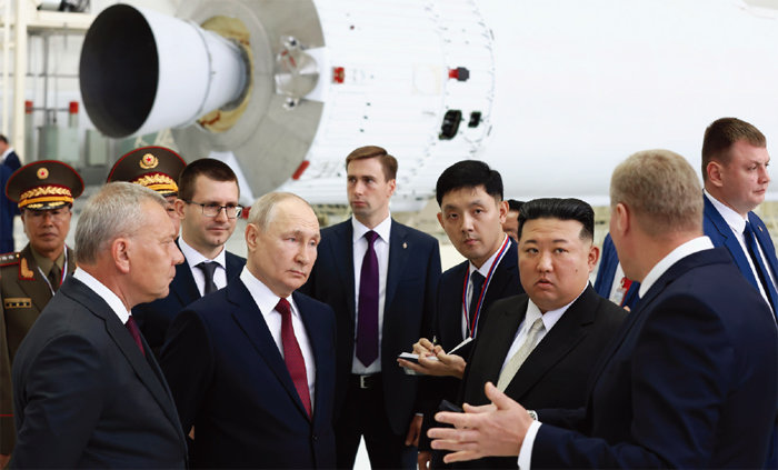 블라디미르 푸틴 러시아 대통령(앞줄 왼쪽에서 두 번째)과 김정은 북한 국무위원장(앞줄
오른쪽에서 두 번째)이 지난해 9월 러시아 보스토치니 우주기지를 둘러보고 있다. [뉴시스]
