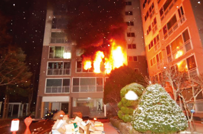 지난해 12월 25일 서울 도봉구 방학동 한 아파트에 불이 나 사상자 32명이 발생했다. [도봉소방서 제공]